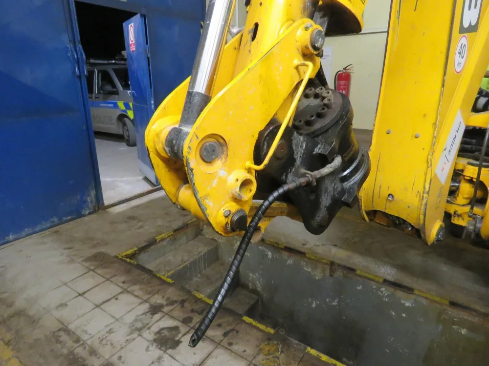 Hydraulickou rukou zavadil o betonový sloup.