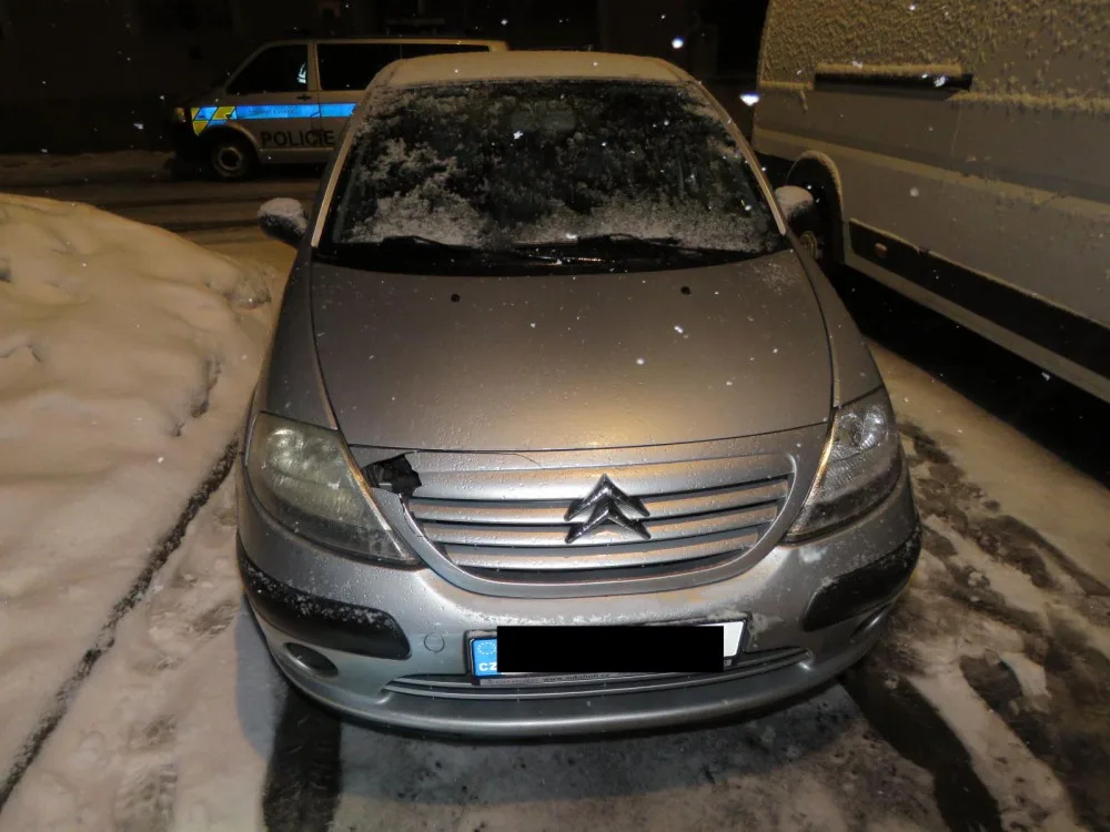 Policie se dojela domů pro řidiče, který v úterý srazil chodkyni a odjel z místa nehody.