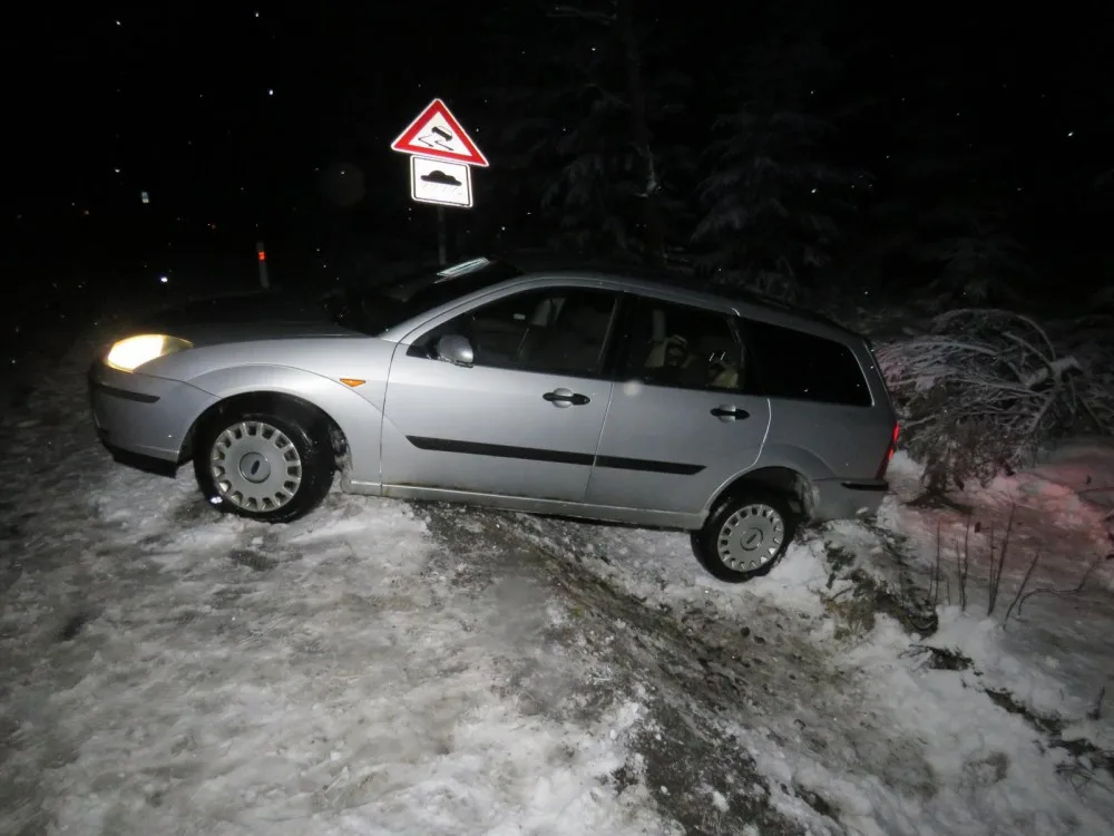 Řidič dostal smyk a narazil do značky Nebezpečí smyku.
