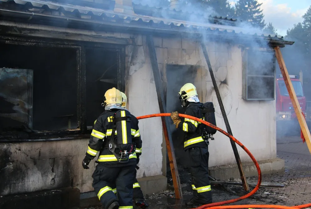 Požár autolakovny zaměstnal více než čtyři desítky hasičů.