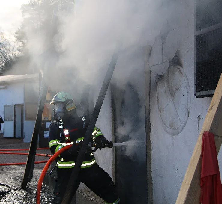 Požár autolakovny zaměstnal více než čtyři desítky hasičů.