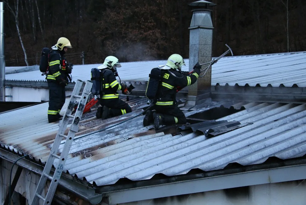 Požár autolakovny zaměstnal více než čtyři desítky hasičů.
