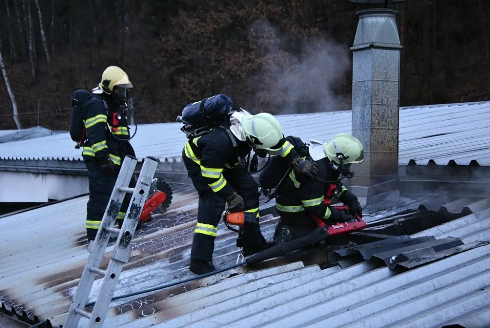 Požár autolakovny zaměstnal více než čtyři desítky hasičů.