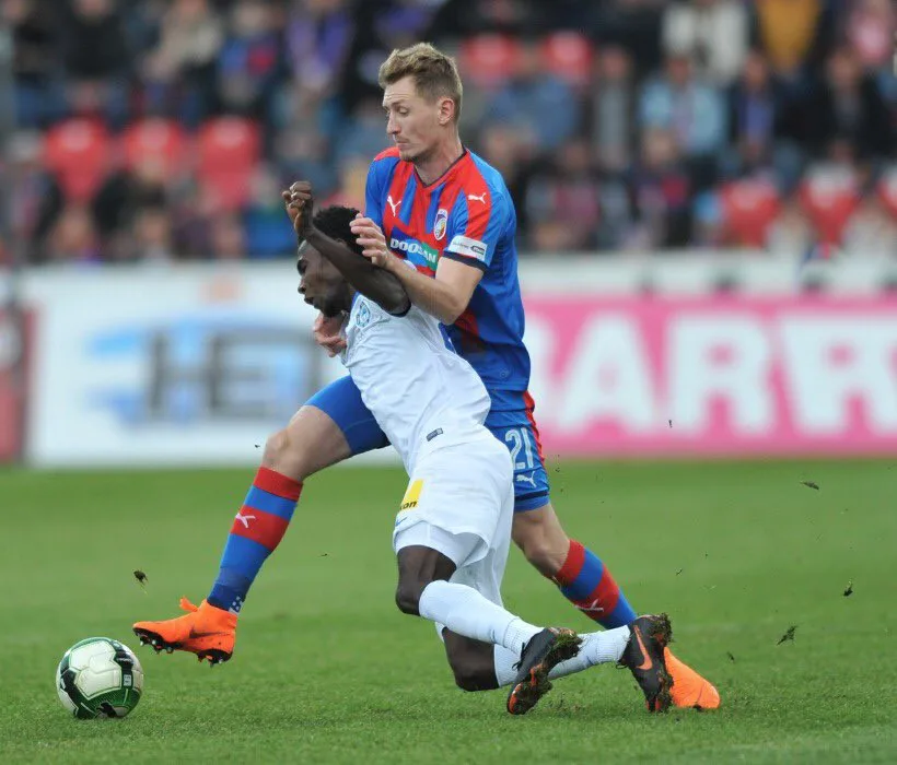 Slovan obral o body vedoucí Plzeň. V Doosan Aréně remizoval 2:2.