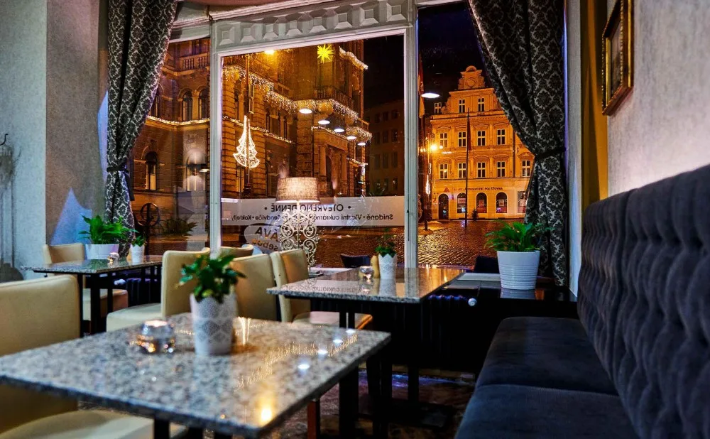 Cafe Praha je tu pro vás každý den, od rána do večera. Nechte se hýčkat.