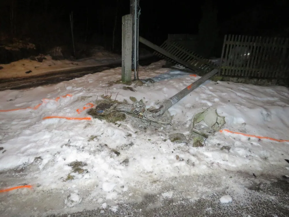 Řidička přerazila lampu a ujela.