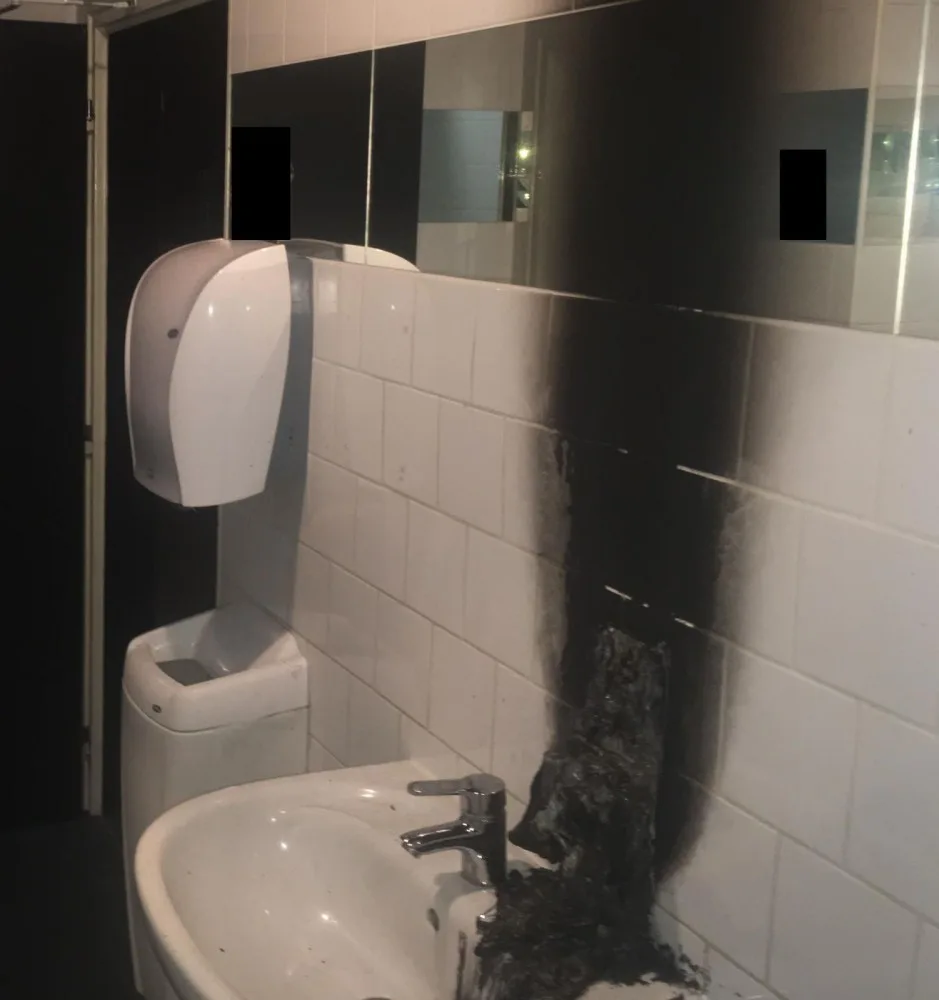 Vandal zapálil dávkovač mýdla.