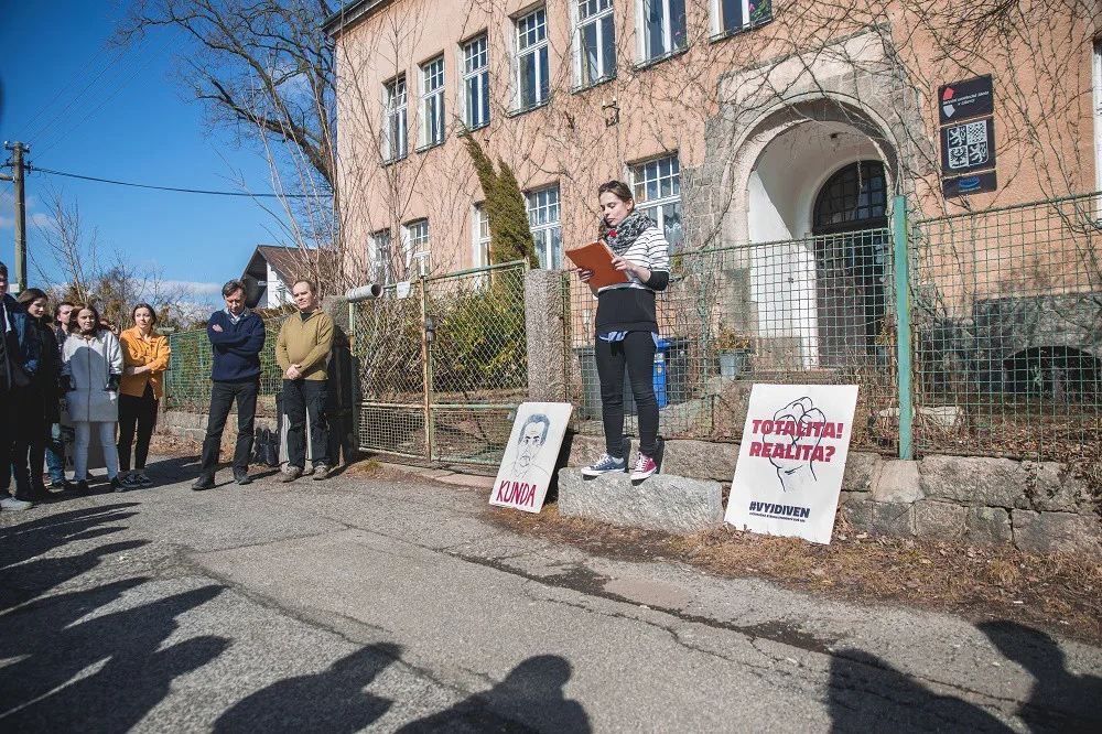 Studenti vyšli ze škol s transparenty, aby podpořili výzvu #VyjdiVen.