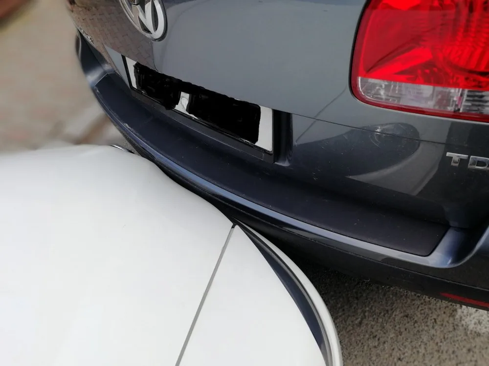 Strážníky přivolal zoufalý řidič, odjezd z parkoviště mu znemožnilo jiné auto.