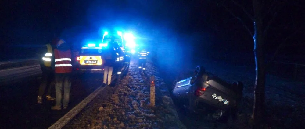 Další nehoda u Jítravy. Osobní automobil skončil na střeše.