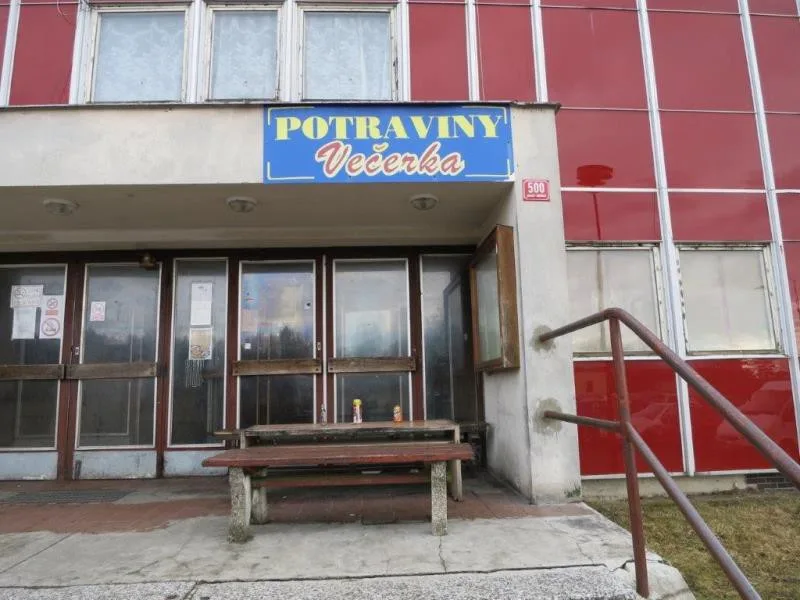 Inspekce uzavřela část večerky v Ralsku. Její majitel skladoval potraviny v žalostných podmínkách.