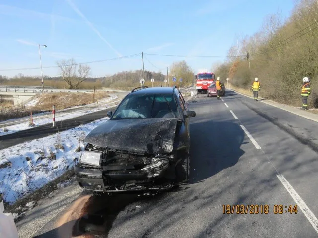Senior usnul za volantem Dacie, přejel do protisměru a narazil do protijedoucího auta.