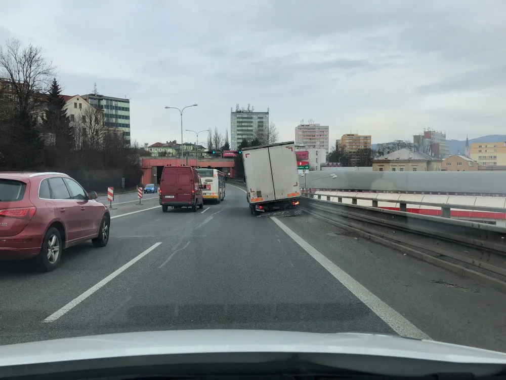 Nehoda nákladního auta.