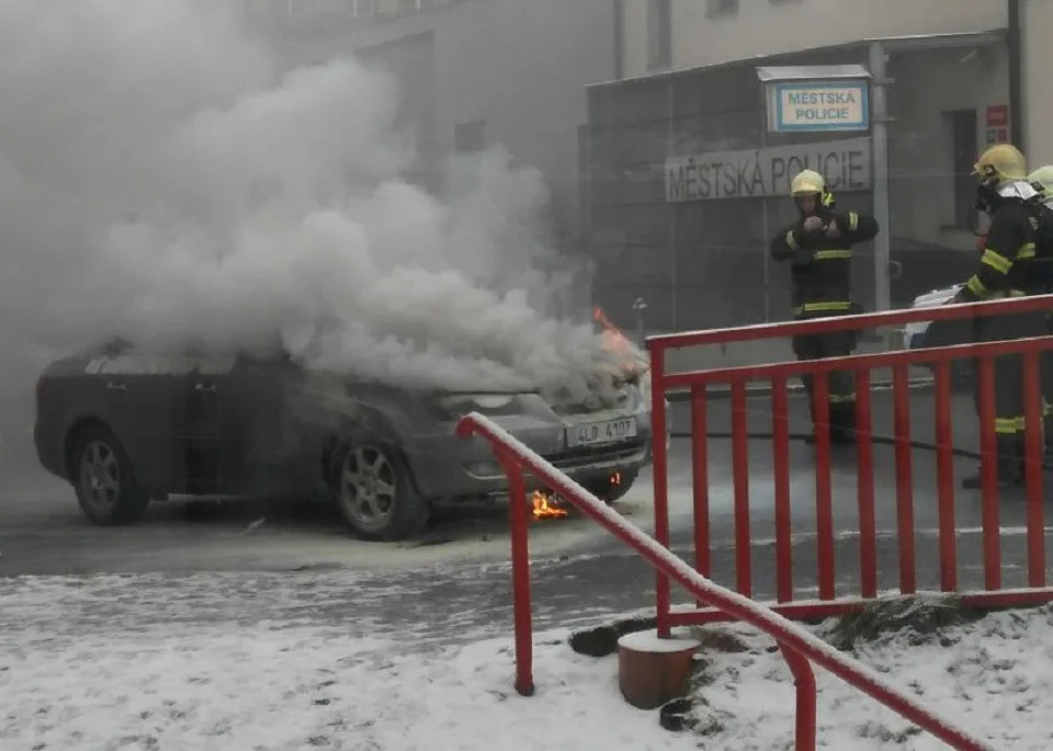 Strážnice vytáhla řidiče z hořícího auta, ten nadýchal více než čtyři promile.