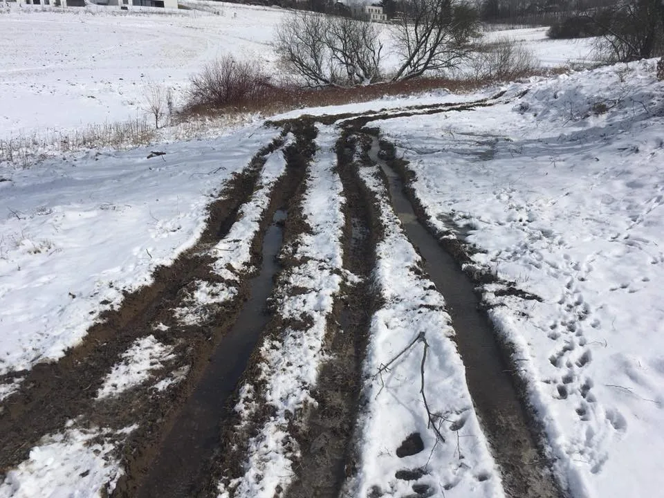 Rozježděné jamkoviště.