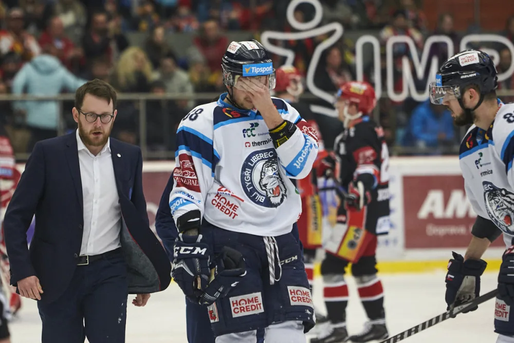 Michal Bulíř dostal pukem do hlavy.