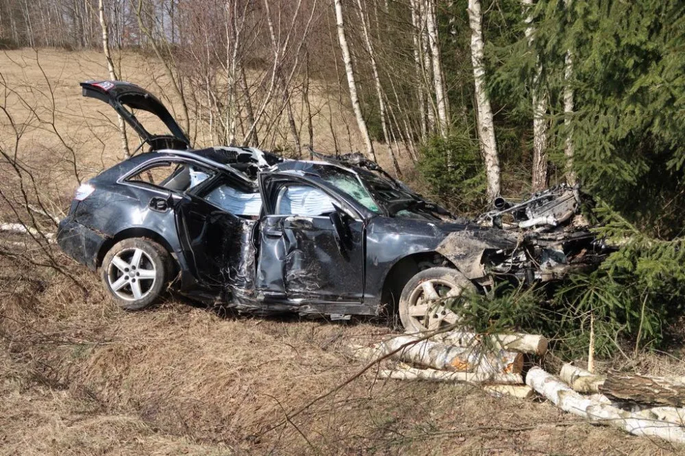 Policisté naháněli řidiče v kradeném autě. Honičku po sedmi kilometrech ukončila nehoda.