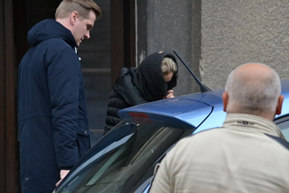 Policisté odváží údajnou útočnici.