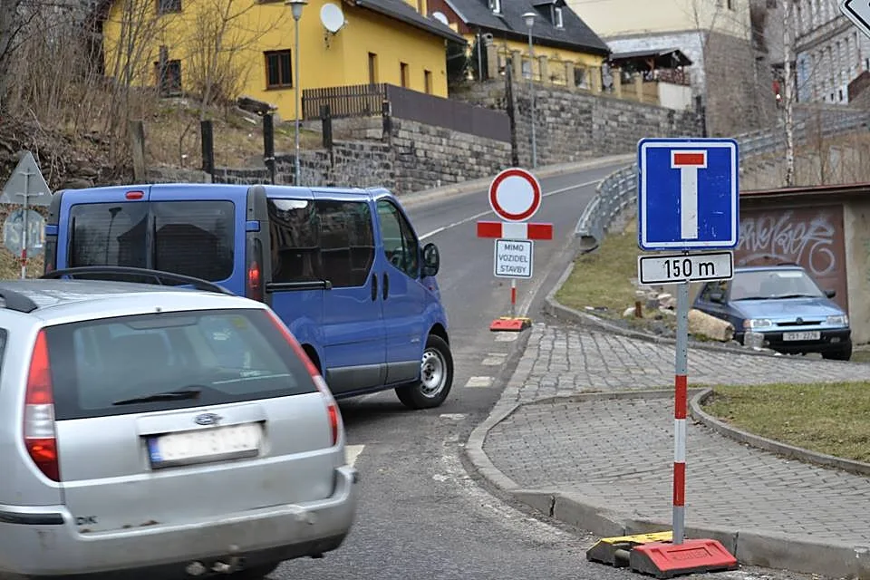 Ulice U Lomu je opět zavřená.