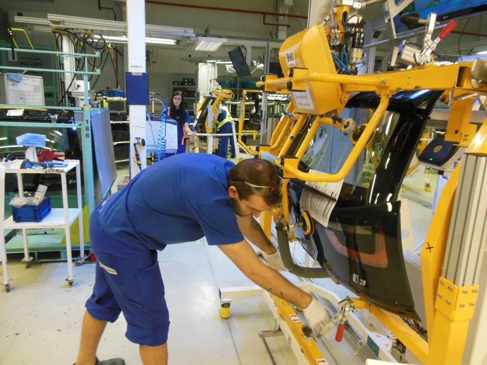 Operátor výroby Matěj Dostál při výstupní kontrole BMW.