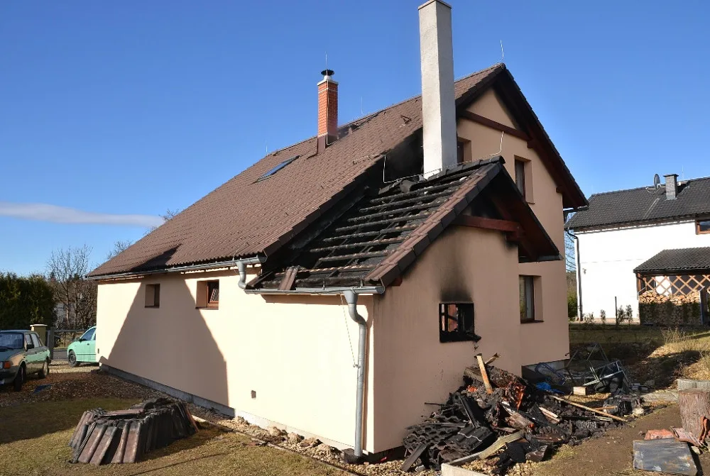 Dům po požáru.