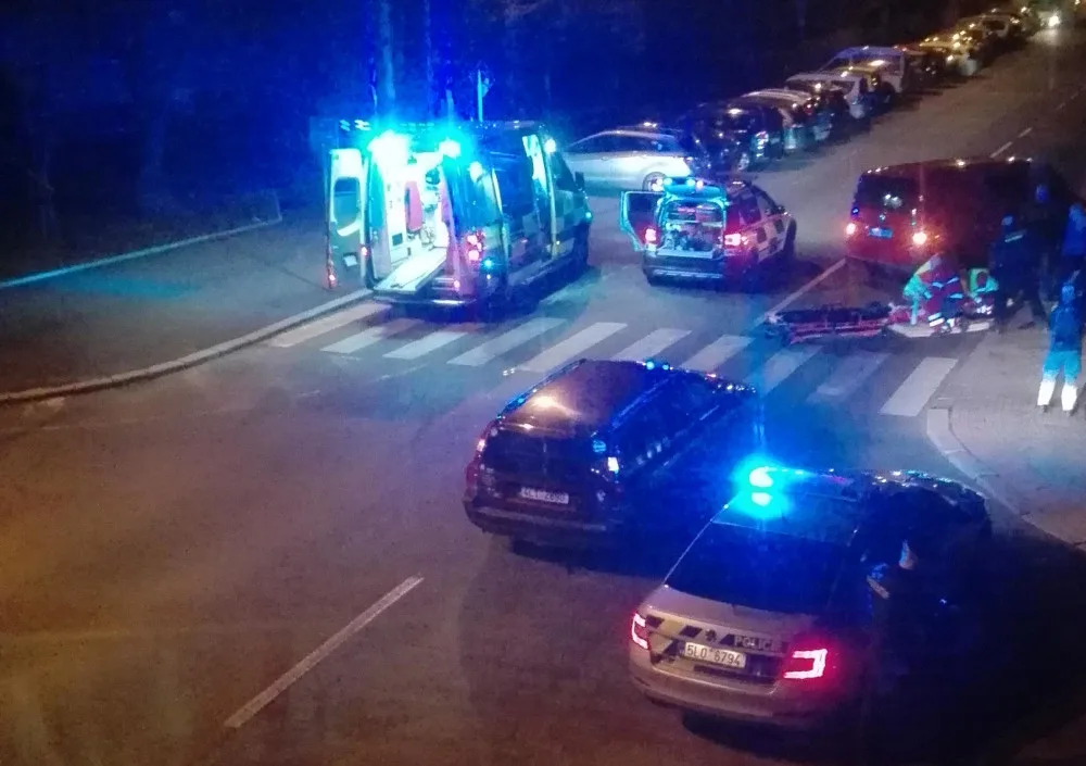 Vážná nehoda v Pavlovicích. Dodávka těžce poranila chodkyni přecházející po přechodu.