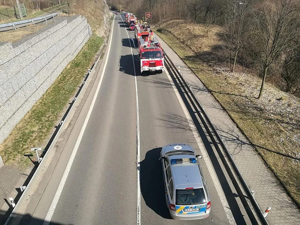Požár stráně u hlavní silnice v Dolánkách zaměstnal hasiče z Turnovska.