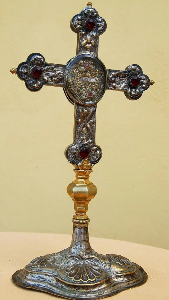 Ukradený kříž.