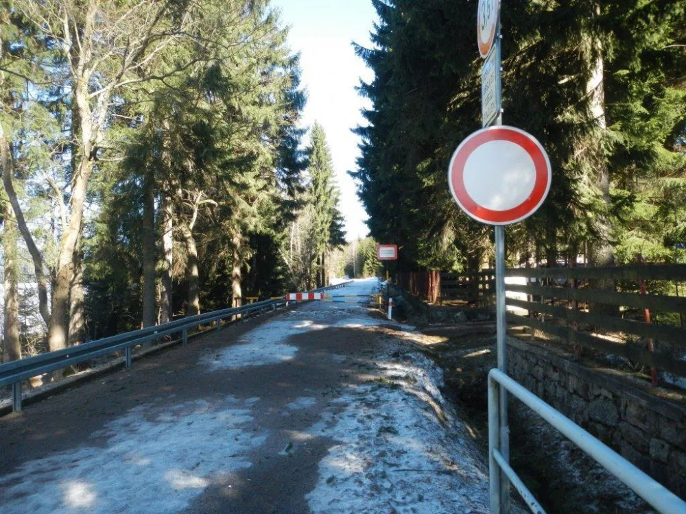 Silnice přes Souš.