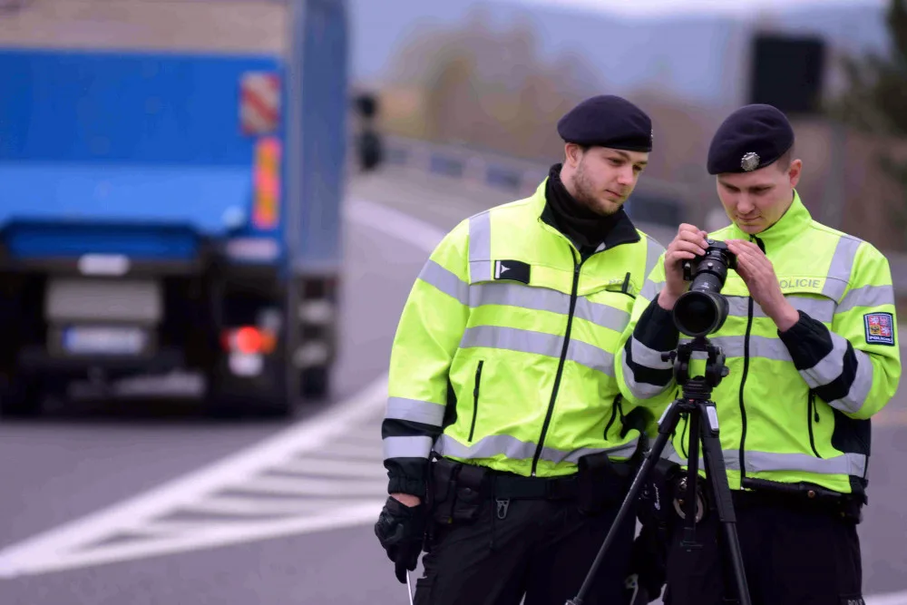 Policisté s dalekohledem.
