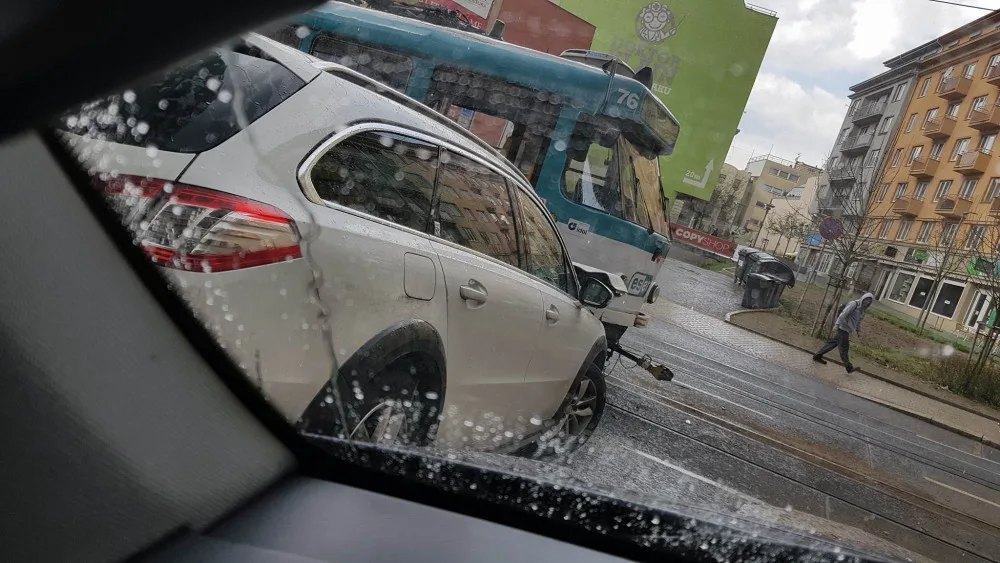 Nehoda tramvaje s autem.