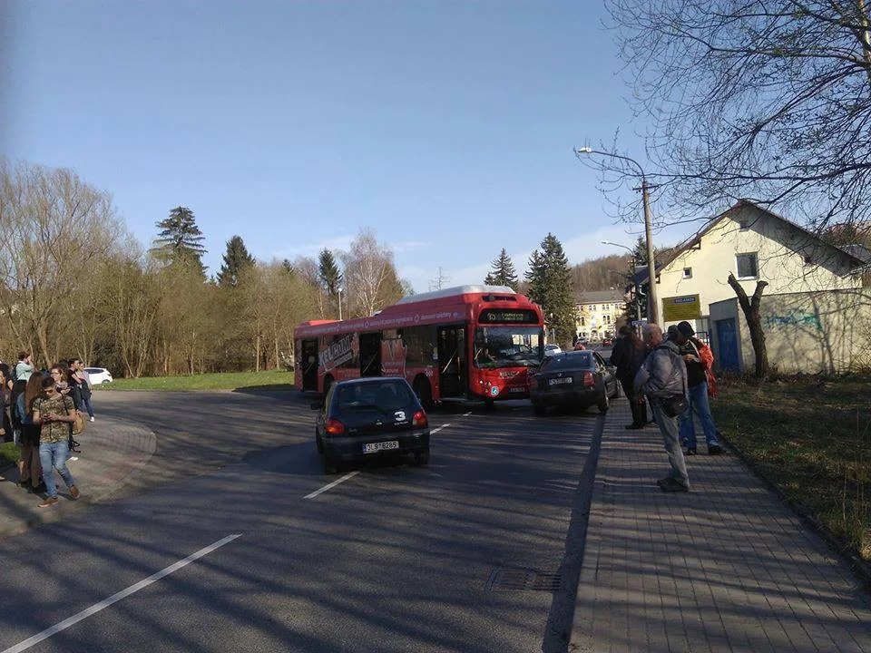 U vysokoškolských kolejí boural autobus, jeden cestující se zranil.