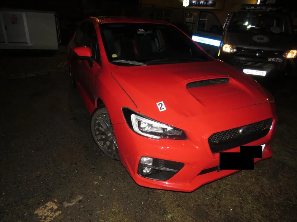 Chodkyně vkročila přímo před rozjeté auto, policie řeší jestli byla na přechodu pro chodce.