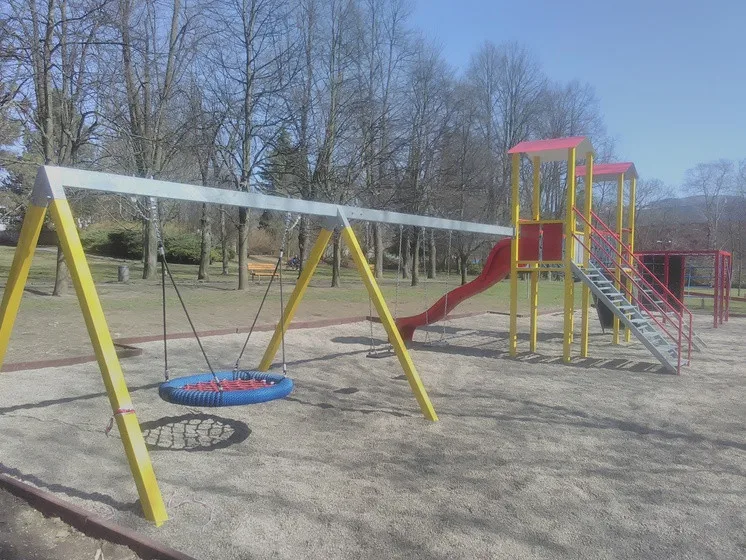 Dětské hřiště v parku u bazénu.