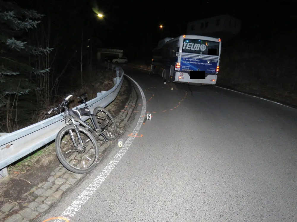 Nehoda autobusu a cyklisty.