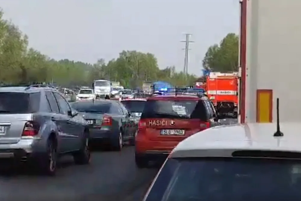 Doprava na příjezdu do Liberce se zastavila.