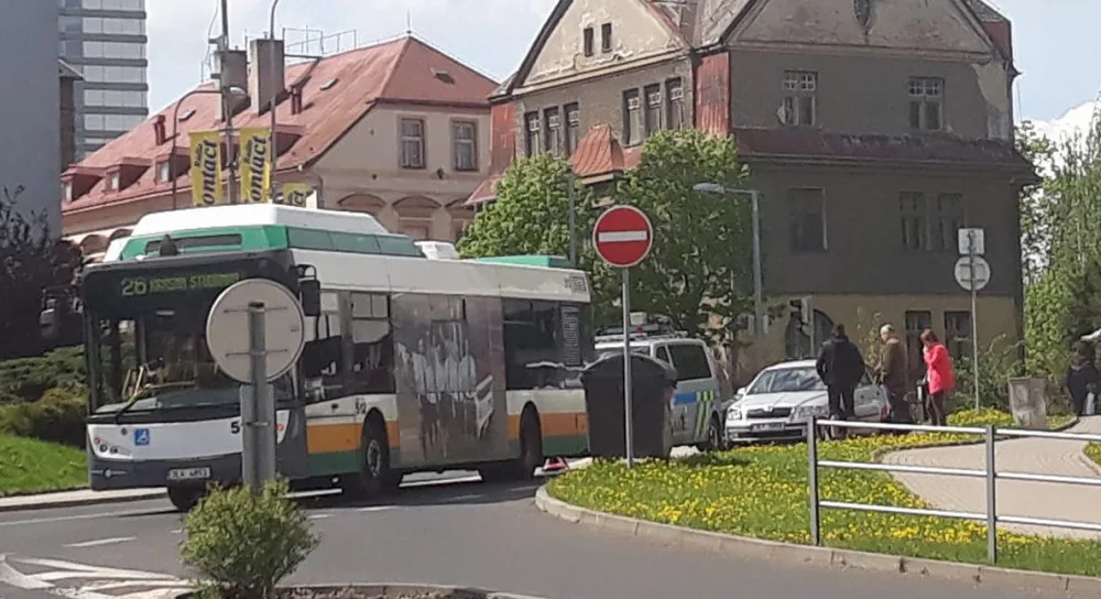 Další střet autobusu s osobním autem u Fora. Nehoda blokuje provoz.