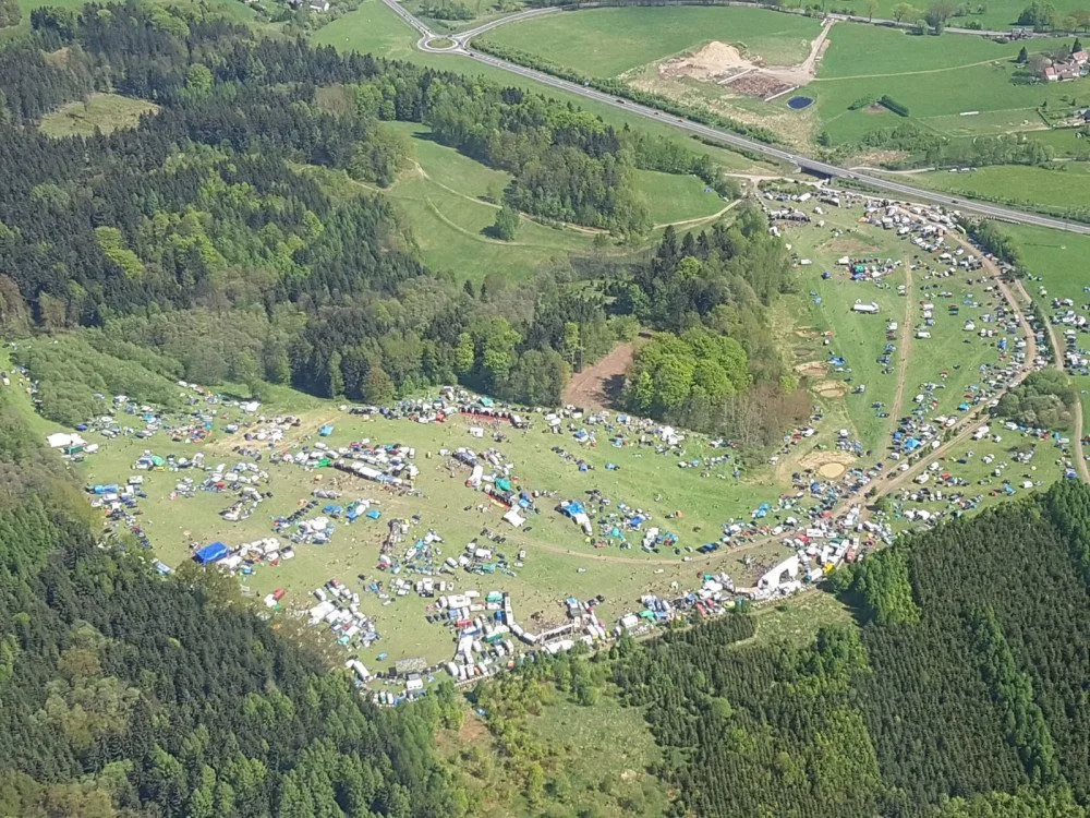Hlučnost CZaroteku se snížila. Někteří vyznavači tekna už odjeli.