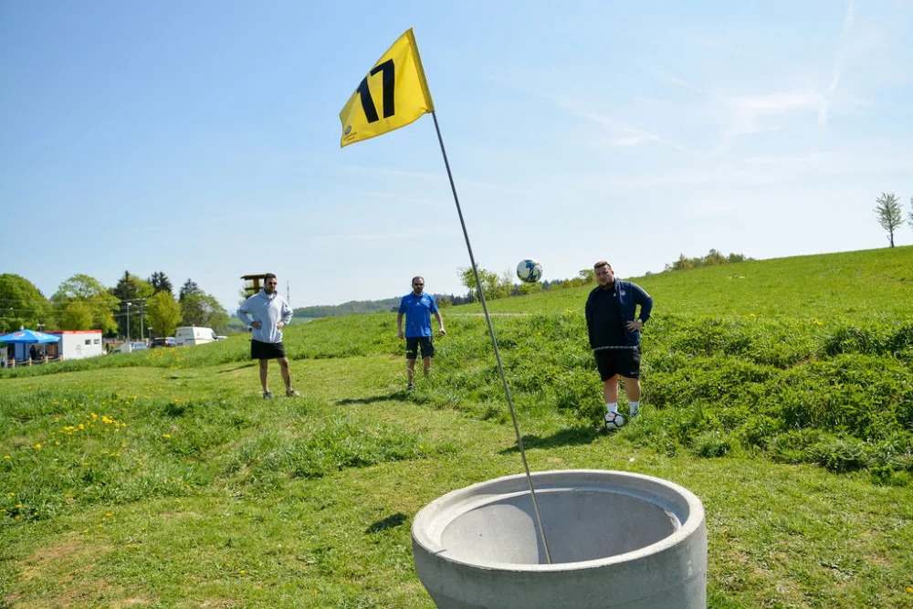 Hřiště na fotbalgolf ve Vesci.