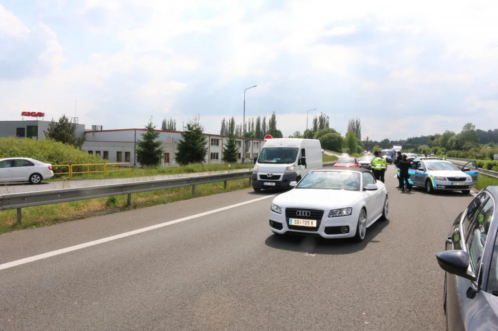 Automobil zadržený u Příšovic.