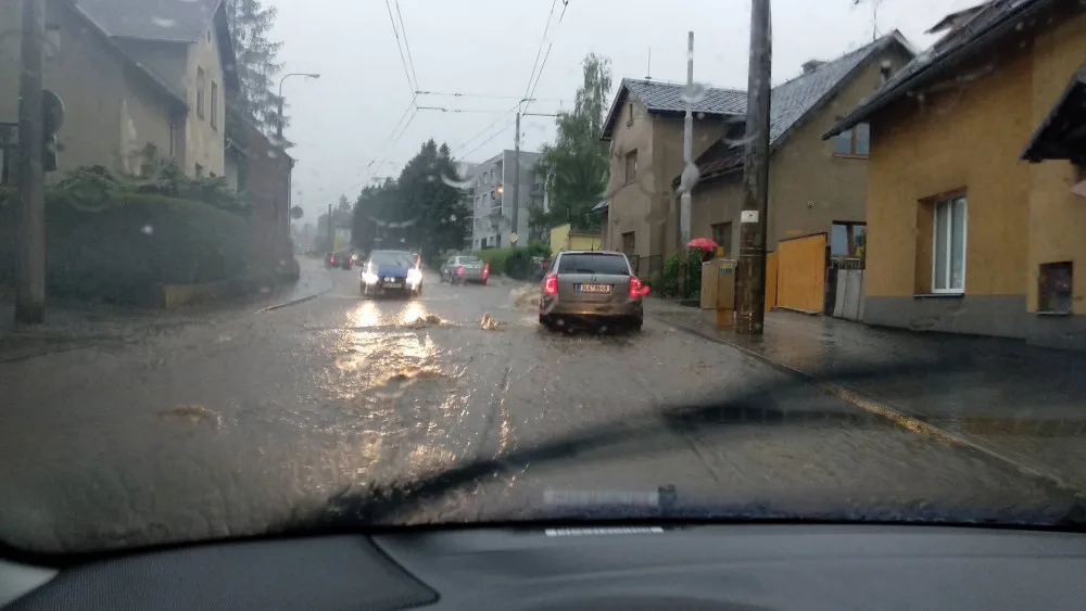 Hanychovská ulice po lijáku.