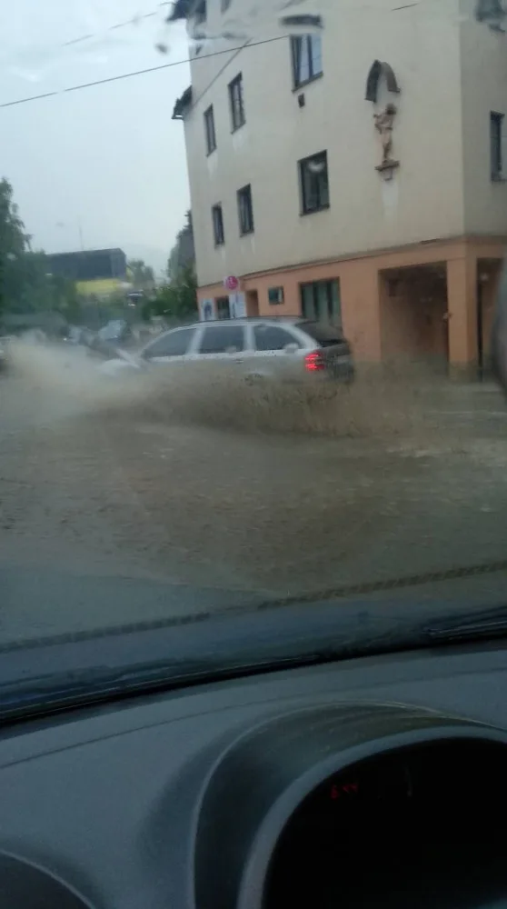 Hanychovská ulice po lijáku.