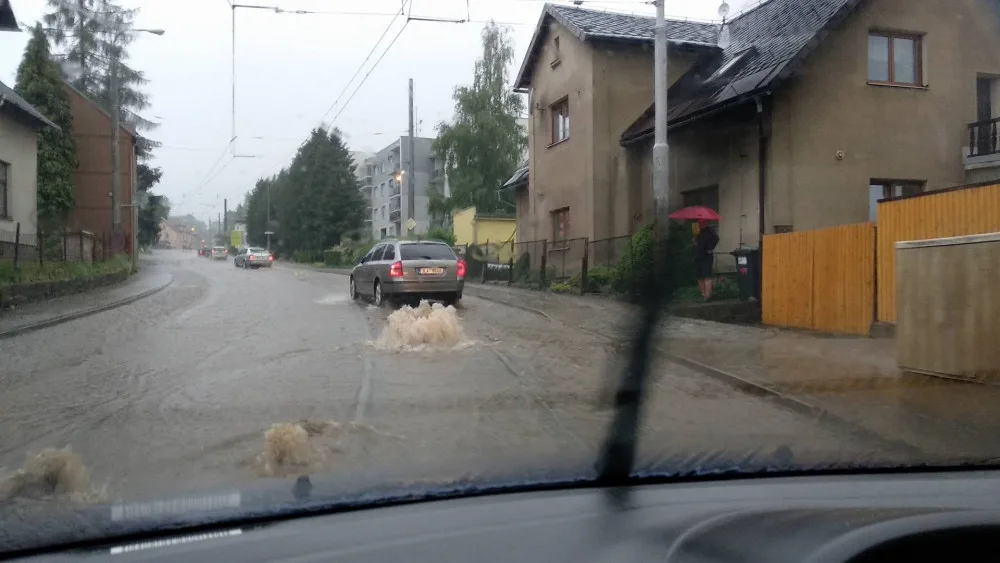 Hanychovská ulice po lijáku.