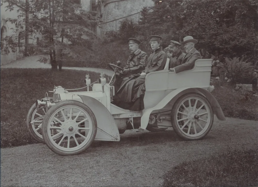 Theodor Liebieg s manželkou a malířem Eduardem Charlemontem na voze Daimler.
