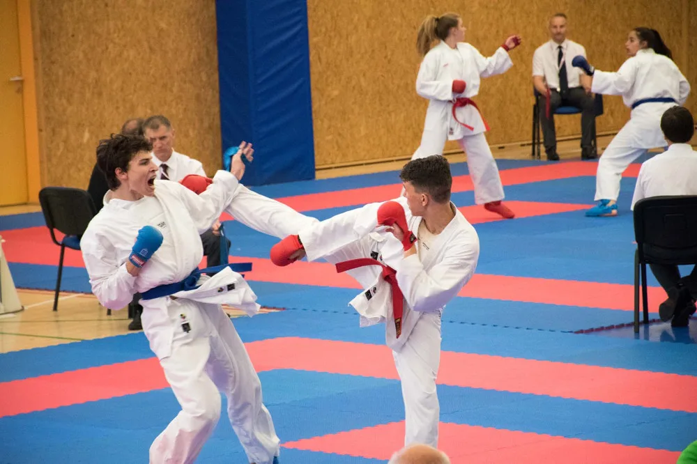 Fanda Chudoba (s červenou šerpou) získal v kumite na NP v Hradci stříbro.