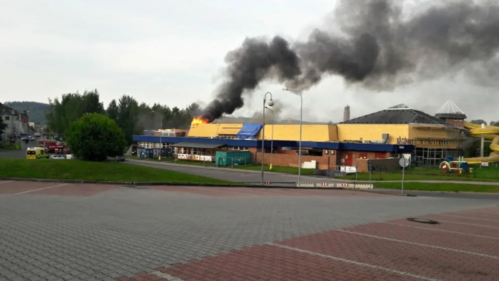Hořící střecha bazénu.