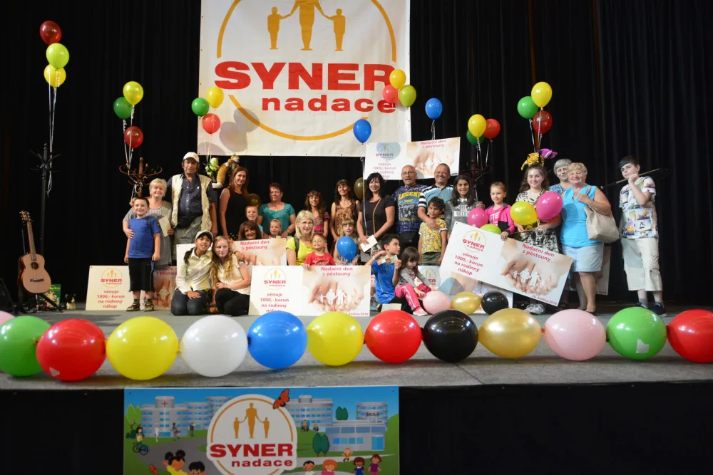 Pěstounské rodiny, které vyhrály šek na rodinný nákup při akci pořádané Nadací Syner