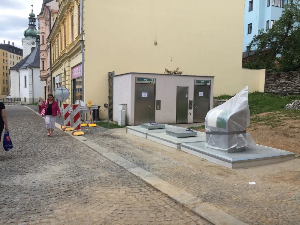 Kromě šedých kontejnerů v Jablonci přibývají i místa s podzemními kontejnery.