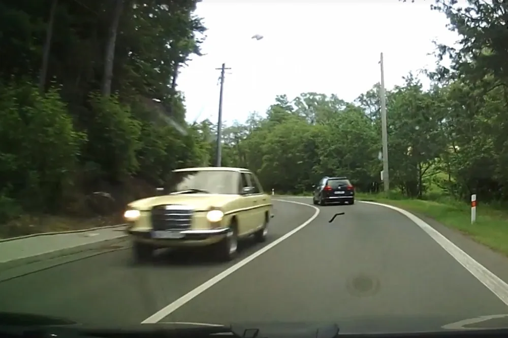 Z mercedesu za jízdy upadl výfuk a vletěl do protisměru.