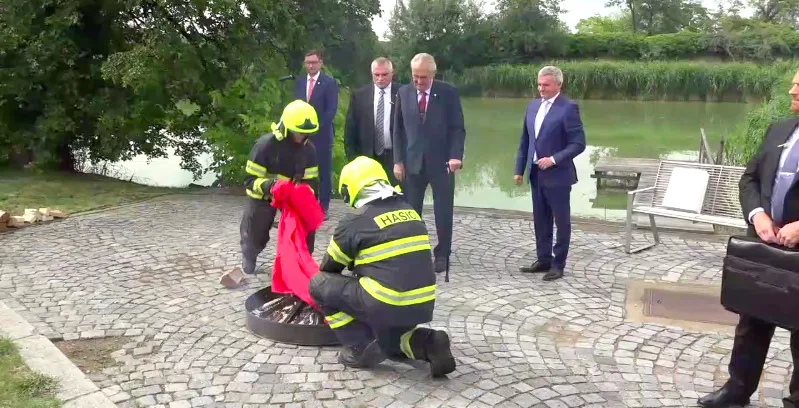 Prezident spálil trenky.